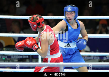 Canada's Ariane Fortin (rosso) in azione contro il Galles Lauren Prezzo (blu) in donne di peso medio 69 - 75kg semi-finale 1 al SECC, durante il 2014 Giochi del Commonwealth a Glasgow. Arianna Fortin (rosso) ha vinto lo scontro. Foto Stock