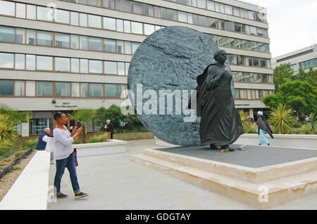 Statua della Guerra di Crimea infermiere Mary Seacole nei giardini di St Thomas' ospedale. Scultore Martin Jennings' il lavoro è il primo in Italia dedicato per il nome di una donna nera. 12 anni di campagne da Mary Seacole Memorial statua appello £500.000 è stata sollevata in donazioni. Il cancelliere Osborne ha dato £240.000 di LIBOR banking ammende per il ricorso. Foto Stock