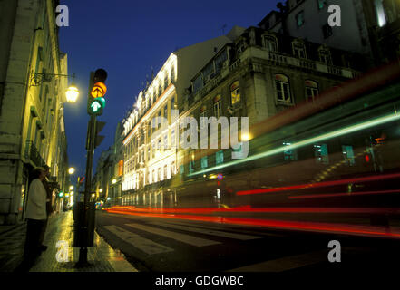 Per le strade del centro di Baixa nel centro della città di Lisbona in Portogallo in Europa. Foto Stock