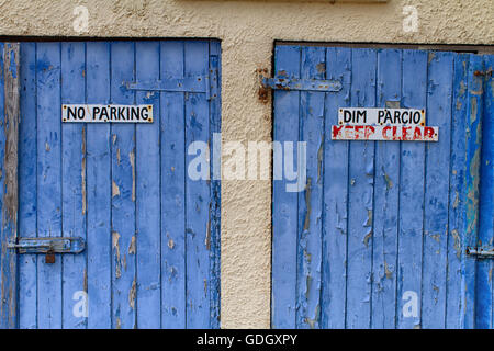 Nessun segno di parcheggio su un vecchio blu porta in legno con vernice di pelatura Foto Stock