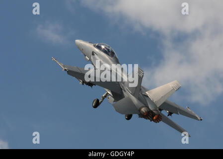 Boeing F/A-18 degli aerei da caccia, afterburner decollo, Farnborough Air Show 2016. Foto Stock