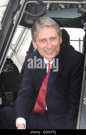 Philip Hammond, mentre il segretario alla difesa, a Farnborough Air Show 2012, ufficialmente la ricezione Wildcat elicotteri per il MOD. Foto Stock