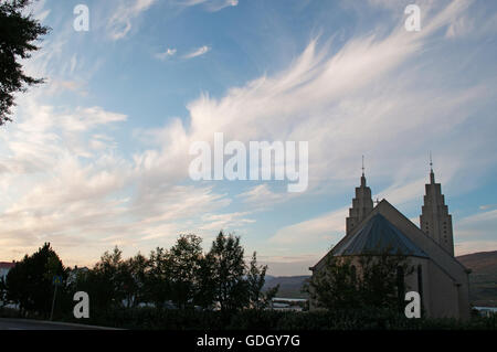 L'Islanda, Europa: vista di Akureyrarkirkja, chiesa di Akureyri costruito nel 1940, una chiesa luterana situato nel centro della città Foto Stock