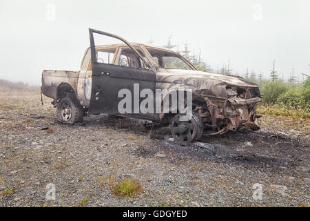 Bruciata carrello abbandonati su un terreno comune. Vista del lato rivolto in avanti Foto Stock