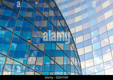 Le pareti di vetro di un ufficio moderno edificio con riflessioni Foto Stock