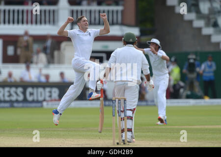 L'Inghilterra del Chris Woakes (sinistra) celebra prendendo il suo decimo paletto della partita come il Pakistan Sarfraz Ahmed (seconda a destra) è incastrato dietro per 45 viene eseguito durante la terza giornata di test Investec corrispondono a Lord's, Londra. Foto Stock