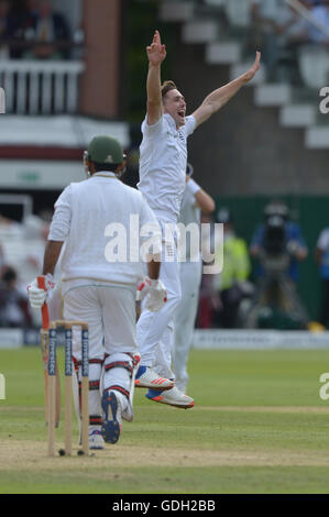 L'Inghilterra del Chris Woakes (destra) celebra prendendo il suo decimo paletto della partita come il Pakistan Sarfraz Ahmed (sinistra) è incastrato dietro per 45 viene eseguito durante la terza giornata di test Investec corrispondono a Lord's, Londra. Foto Stock