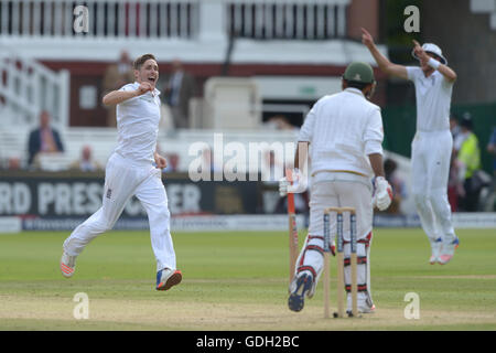 L'Inghilterra del Chris Woakes (sinistra) celebra prendendo il suo decimo paletto della partita come il Pakistan Sarfraz Ahmed (seconda a destra) è incastrato dietro per 45 viene eseguito durante la terza giornata di test Investec corrispondono a Lord's, Londra. Foto Stock