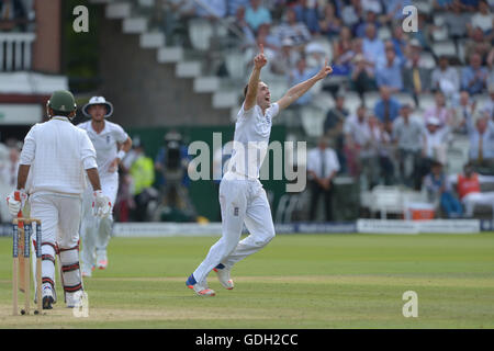 L'Inghilterra del Chris Woakes (destra) celebra prendendo il suo decimo paletto della partita come il Pakistan Sarfraz Ahmed (sinistra) è incastrato dietro per 45 viene eseguito durante la terza giornata di test Investec corrispondono a Lord's, Londra. Foto Stock