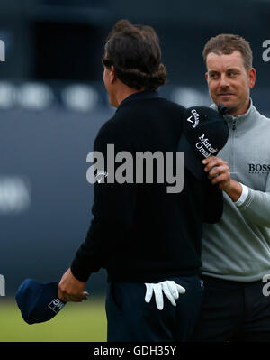 Stati Uniti d'America's Phil Mickelson e Svedese Henrik Stenson su xviii dopo il loro turno al giorno tre del Campionato Open 2016 al Royal Troon Golf Club, South Ayrshire. Foto Stock