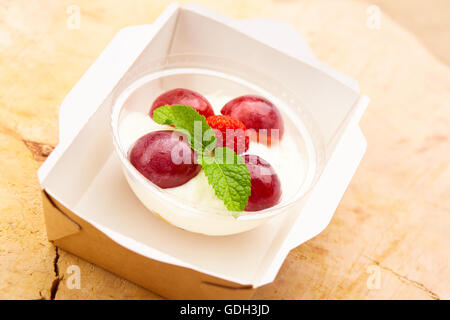 Cibo sano e latticini dolce con uva fragola Foto Stock