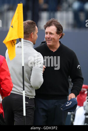 Stati Uniti d'America's Phil Mickelson e Svedese Henrik Stenson dopo i loro giri su xviii durante la terza giornata del Campionato Open 2016 al Royal Troon Golf Club, South Ayrshire. Foto Stock