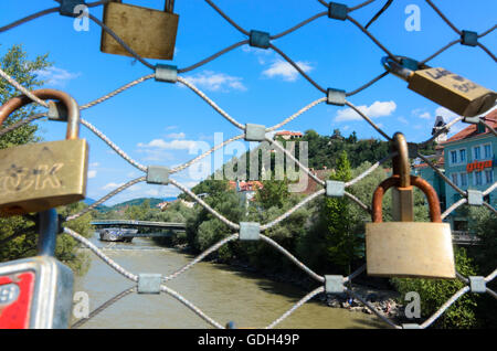 Graz: Isola Mur nel fiume Mur, Schlossberg con la torre dell orologio, amanti si blocca sulla ringhiera dell'Arciduca Johann Bridge, Austria, Foto Stock