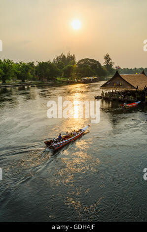 Angolo di Alta Vista dal ponte, bellissimo paesaggio di Kwai Yai fiume al tramonto e lo stile di vita delle persone sul lungomare in Kancha Foto Stock