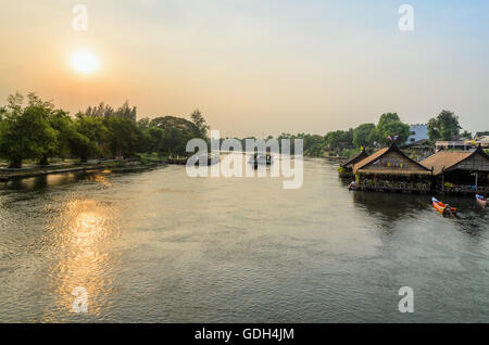 Angolo di Alta Vista dal ponte, bellissimo paesaggio di Kwai Yai fiume al tramonto e lo stile di vita delle persone sul lungomare in Kancha Foto Stock