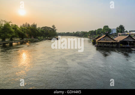 Angolo di Alta Vista dal ponte, bellissimo paesaggio di Kwai Yai fiume al tramonto e lo stile di vita delle persone sul lungomare in Kancha Foto Stock