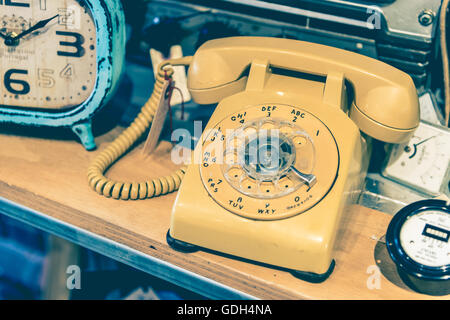 Vintage giallo telefono rotante con effetto tonico Foto Stock