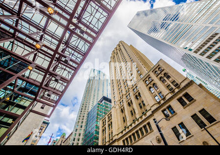TORONTO, Canada - luglio 2, 2016: edifici moderni da basso angolo di visione Foto Stock