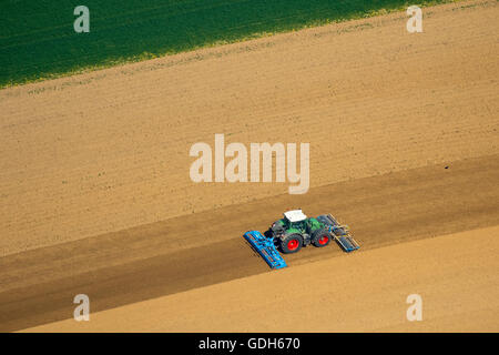 Vista aerea, il trattore in un campo arabile straziante e semina, Baesweiler, Basso Reno, Nord Reno-Westfalia, Germania Foto Stock