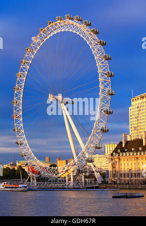 Millennium Wheel, London Eye, il fiume Tamigi in primo piano, London, England, Regno Unito Foto Stock