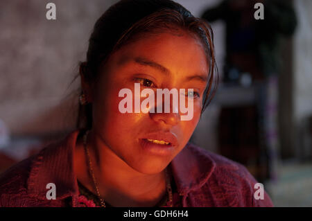 Adoratore presso la chiesa di San Francisco, San Francisco El Alto, Guatemala, America Centrale Foto Stock