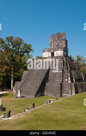 Tempio II, Tikal, sito archeologico della civiltà Maya, Guatemala, America Centrale Foto Stock