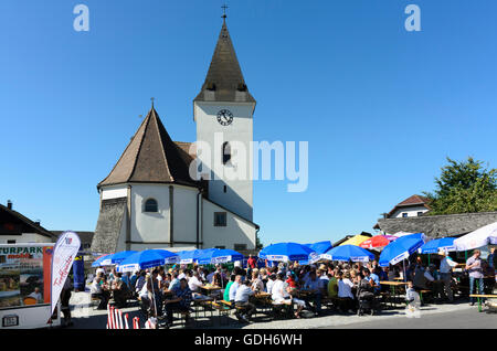 Rechberg: Chiesa ad un festival locale con musica in ottone, Austria, Oberösterreich, Austria superiore, Mühlviertel Foto Stock