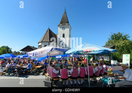 Rechberg: Chiesa ad un festival locale con musica in ottone, Austria, Oberösterreich, Austria superiore, Mühlviertel Foto Stock