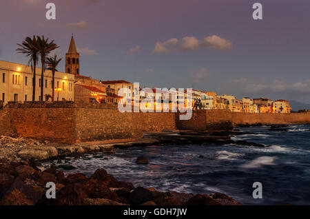 Alghero, Sardegna: skyline con mura difensive al tramonto Foto Stock