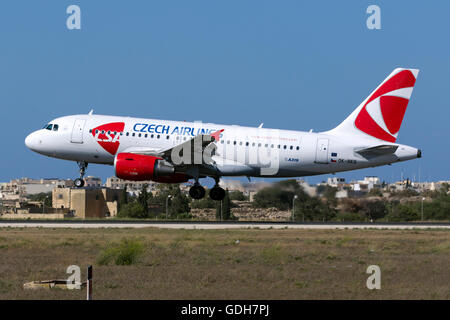 CSA Czech Airlines Airbus A319-112 [OK-REQ] pista di atterraggio 31 arriva da Praga. Foto Stock