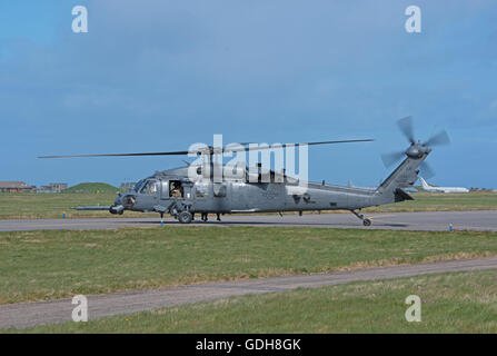 Il USAF Sikorsky HH-60G Pave Hawk home base RAF Lakenheath (LN) in esercizio a RAF Lossiemouth, murene. La Scozia. SCO 10, 743. Foto Stock