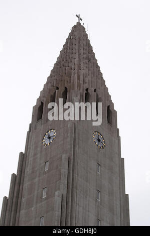 Reykjavik, Islanda: vista di Hallgrimskirkja, il Luteran chiesa Hallgrimur è il simbolo di Reykjavik Foto Stock