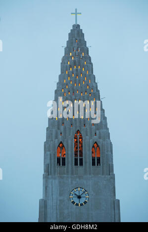 Reykjavik: vista di Hallgrimskirkja, il Luteran chiesa Hallgrimur è il simbolo di Reykjavik Foto Stock
