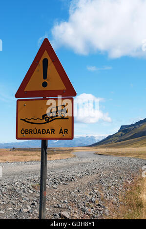 Islanda: un cartello stradale avvertenza per l'acqua del fuoristrada trail nel paesaggio islandese Foto Stock