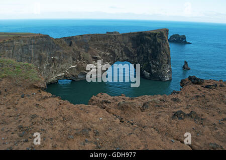 Islanda: la roccia arco di Dyrholaey, situato sul promontorio di Dyrholaey vicino a sud del villaggio di Vik ho Myrdal Foto Stock