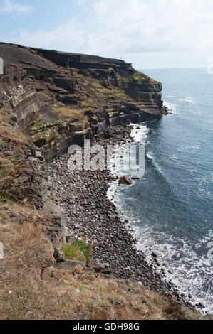 Islanda: le rocce e la sabbia nera di scogliere Krysuvikurberg, nell'area geotermica di Krysuvik Foto Stock