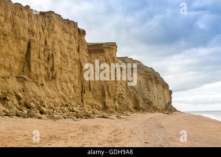 Scogliere cade dopo le tempeste invernali a Burton Cliff vicino a Burton Bradstock su Jurassic Coast, Dorset, England, Regno Unito Foto Stock