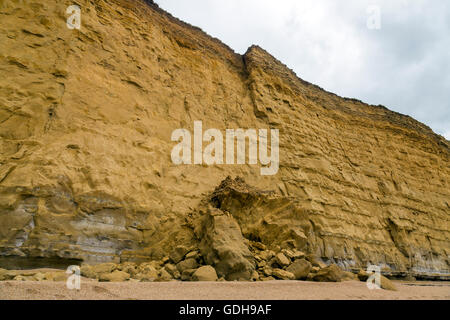 Scogliere cade dopo le tempeste invernali a Burton Cliff vicino a Burton Bradstock su Jurassic Coast, Dorset, England, Regno Unito Foto Stock