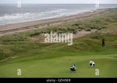 USA la Giordania Spieth linee fino un putt sul quinto foro durante il giorno quattro del Campionato Open 2016 al Royal Troon Golf Club, South Ayrshire. Foto Stock