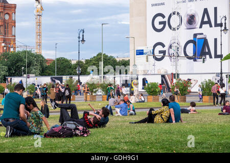 Turisti di Berlino potrete rilassarvi sull'erba e godetevi la calda estate meteo Foto Stock
