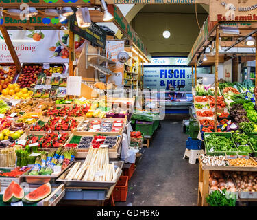 Germania, Stoccarda, Markthalle. Mercato antico di bancarelle con frutta fresca, verdure e pesce Foto Stock