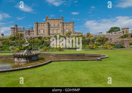 Culzean Castle con fontana e letti di fiori e terrazza, culzean country park nr maybole South Ayrshire, in Scozia Foto Stock