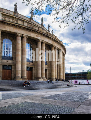 Staatstheater Stuttgart, teatro di stato, costruzione in pietra con colonne classiche e statue sul tetto.Oberer Schlossgarten, Foto Stock