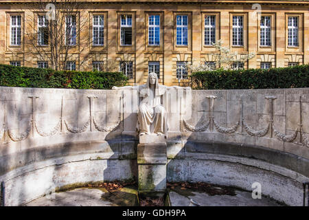 Stuttgart Oberer Schlossgarten, Superiore Palazzo giardino fontana a secco con la scultura Foto Stock