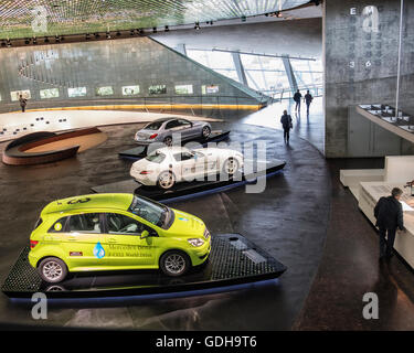Museo della Mercedes-Benz interno, Stuttgart, Germania, elettrico moderno l'auto a emissioni zero display Foto Stock