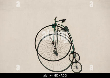 Bicicletta Penny-Farthing sulla parete Foto Stock