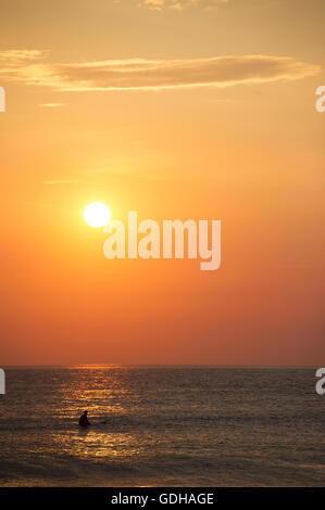 Surfer al tramonto Foto Stock