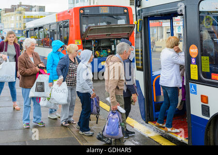 Coda di persone in attesa di salire a bordo di un autobus Stagecoach NEL REGNO UNITO. Foto Stock