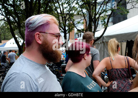 Giovane maschio con breve multi colore capelli tinti southsea England Regno Unito Foto Stock