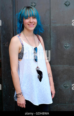 Una giovane bella donna sorridente con i suoi capelli tinti di blu pone per un ritratto a Southsea England Regno Unito Foto Stock